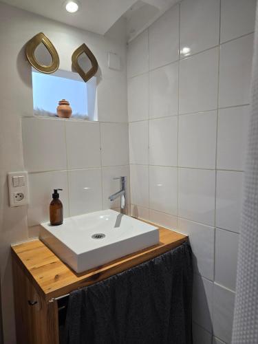 une salle de bain avec un lavabo blanc et un miroir dans l'établissement Charmant deux pièces dans le quartier du Port, à Nice