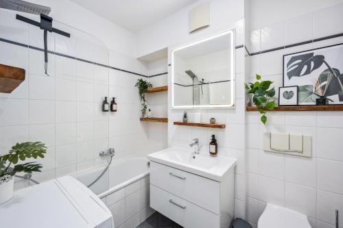 a bathroom with a sink and a toilet and a tub at TRABER APARTMENTS Gemütlich Zentral Parkplatz in Leipzig