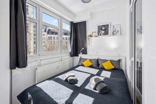 a bedroom with a bed with two towels on it at TRABER APARTMENTS Gemütlich Zentral Parkplatz in Leipzig