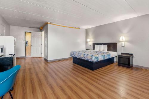a room with a bed and a desk and a television at Motel 6-Decatur, GA in Decatur
