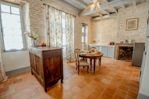 une cuisine avec une table et une salle à manger dans l'établissement La Chambre Bleue, à Lauzerte