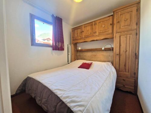 une chambre avec un lit blanc avec une fenêtre dans l'établissement Les Chalets D'arrondaz - Vue exceptionnelle 3 pièces 4/6 personnes MAE-2938, à Modane