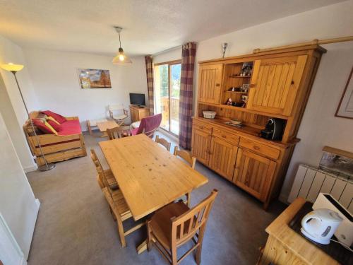 une cuisine et une salle à manger avec une table et des chaises dans l'établissement Les Chalets D'arrondaz - Vue exceptionnelle 3 pièces 4/6 personnes MAE-2938, à Modane