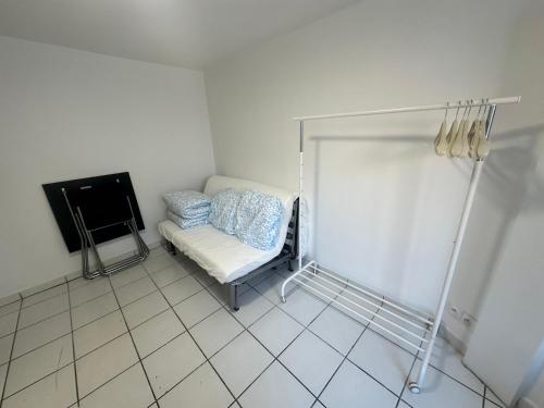 Cette chambre dispose d'un canapé et d'une télévision. dans l'établissement STUDIO PARIS 2e ARRONDISSEMENT, à Paris