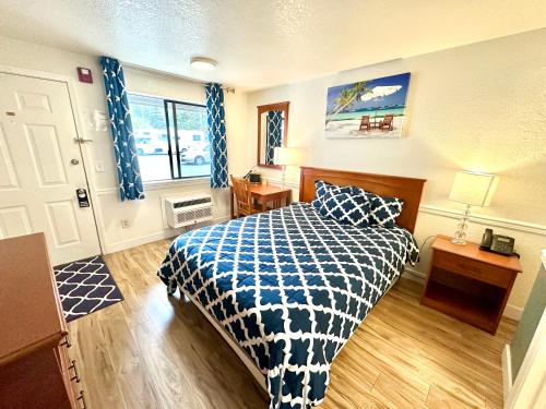 Postel nebo postele na pokoji v ubytování Belfair Motel
