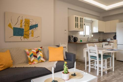 A kitchen or kitchenette at The Prickly Pear Apartment