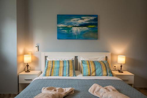 A bed or beds in a room at The Prickly Pear Apartment