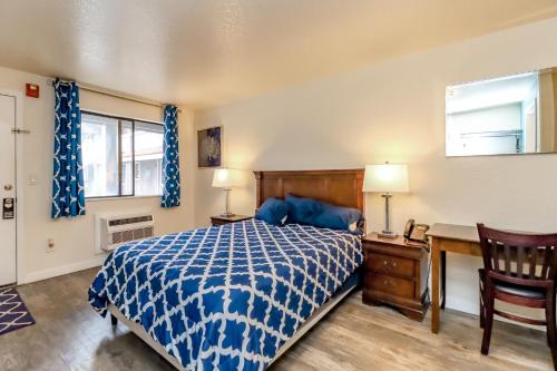 Ένα ή περισσότερα κρεβάτια σε δωμάτιο στο Belfair Motel