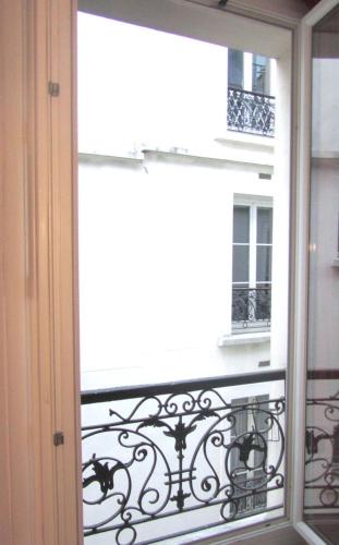 une vue depuis le balcon d'un immeuble dans l'établissement paris centre studio, à Paris