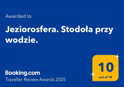 una scatola gialla con il numero sopra di Jeziorosfera. Stodoła przy wodzie. a Mrągowo
