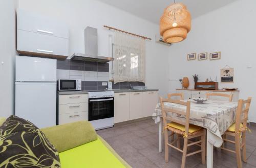 Η κουζίνα ή μικρή κουζίνα στο Apartman Ema