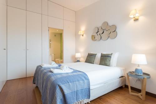 Alfama Modern Two Bedroom Apartment w River View and Parking by LU Holidays