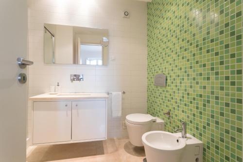 Alfama Modern Two Bedroom Apartment w River View and Parking by LU Holidays