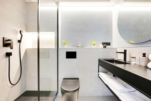 a bathroom with a sink and a shower at Modern apartment - Saint-Mandé - 1BR 4P in Saint-Mandé