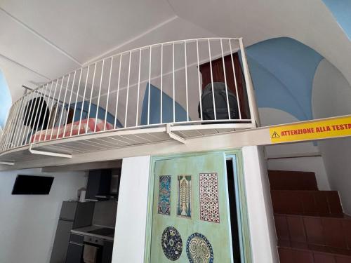 ein Balkon auf einem Gebäude mit Platten darauf in der Unterkunft Guest house degli scalzi in Gaeta