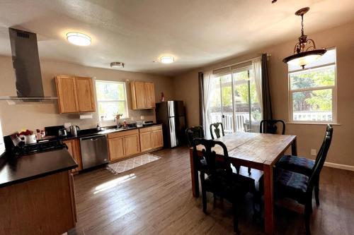 une cuisine avec une table en bois et une salle à manger dans l'établissement Tangerine Cottage, à Middletown