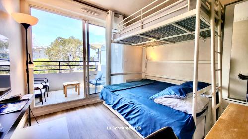 une chambre avec un lit et un balcon dans l'établissement Studio 4P pool parking balcony terrace - IFSI, à Cannes