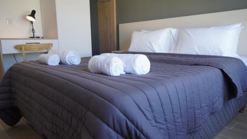ein Schlafzimmer mit einem Bett mit Handtüchern darauf in der Unterkunft Departamento en Villa Carlos paz in Villa Carlos Paz