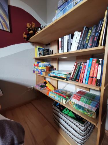 a book shelf filled with lots of books at FeWo-AdOlTi in Nittenau