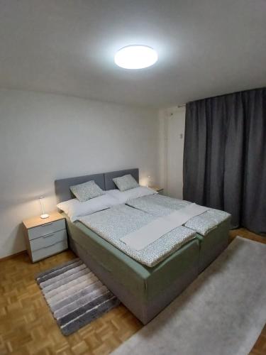 4 Zimmer, 6 Betten, neu möbliert, im Zentrum