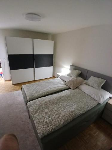 4 Zimmer, 6 Betten, neu möbliert, im Zentrum