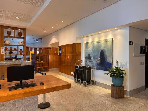 a room with a desk with a computer on it at HY Apartaments & Hotels-Boa Viagem in Recife