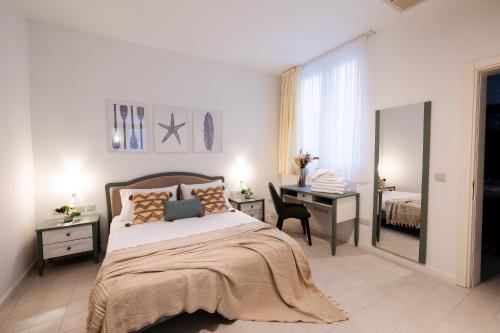 a bedroom with a bed with a desk and a bed sidx sidx sidx at Brand New! Valletta Boutique Style Apartment in Valletta