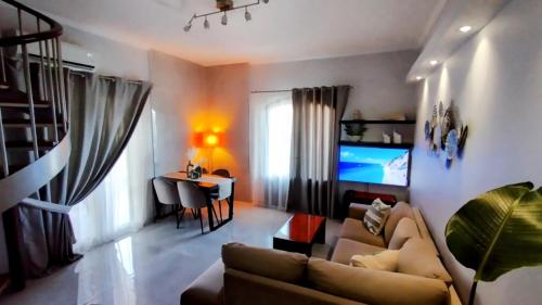 una sala de estar con un sofá y una mesa en ROSE house, en Nydri