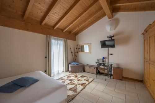 una camera con letto e scrivania di Hotel Villa Colico a Colico