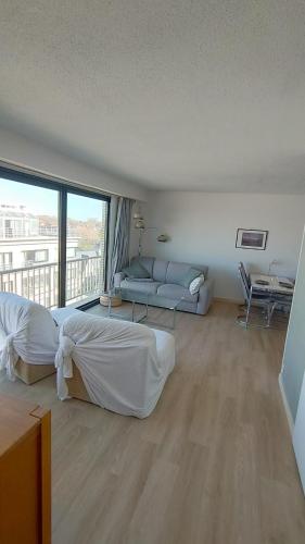 a living room with two beds and a couch at Appartement vue mer in Koksijde