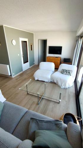 a living room with two beds and a couch at Appartement vue mer in Koksijde