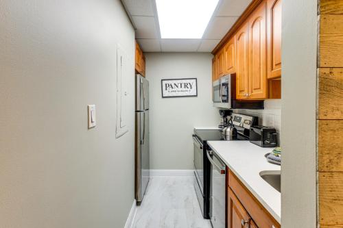 Η κουζίνα ή μικρή κουζίνα στο Mtn-View Gatlinburg Gem with Pool Walk to Town!