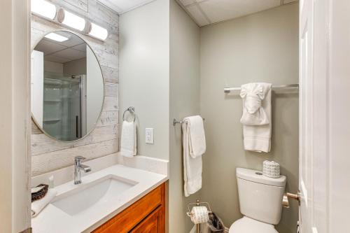 Ένα μπάνιο στο Mtn-View Gatlinburg Gem with Pool Walk to Town!