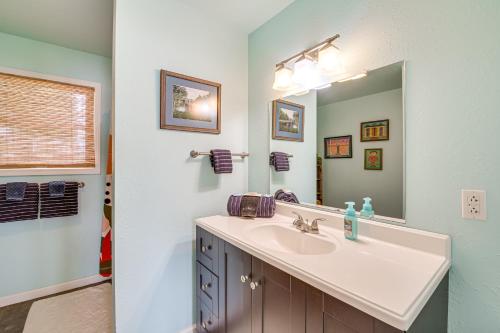 Φωτογραφία από το άλμπουμ του Dock and Lake Access Tranquil Home in Hot Springs σε Hot Springs