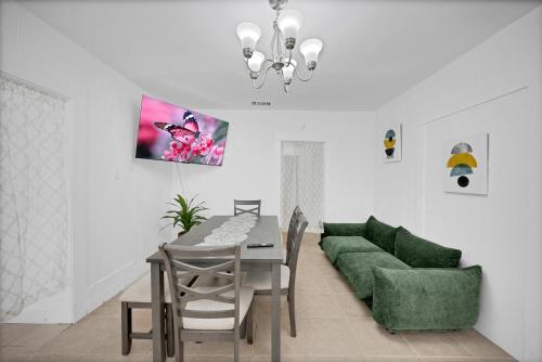 Posezení v ubytování Charming Downtown Retreat with free parking