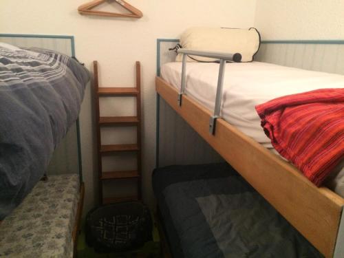 quelques lits superposés dans une chambre dans l'établissement Résidence Arzerier - Grand studio pour 4 personnes MAE-4674, à Montgenèvre