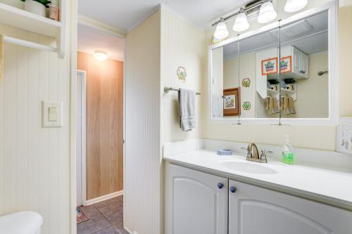 Ένα μπάνιο στο 2 Mi to Venice Beach Home with Pool Access