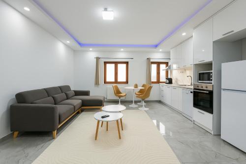 un salon avec un canapé et une table dans l'établissement Appartement T2 au cœur d Albertville, à Albertville