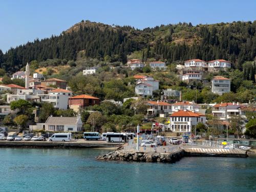 a town on a hill next to a body of water at İlia Konak in Eceabat