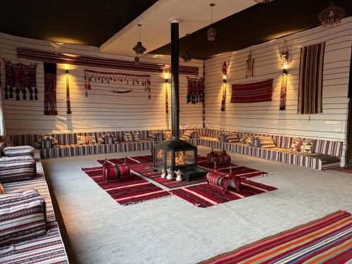 Χώρος καθιστικού στο Wadi Rum Bedouin Camp