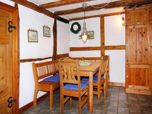 a dining room with a wooden table and chairs at Reihenhäuser im Hafendorf Vieregge auf Rügen in Vieregge