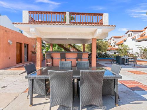 Un balcón o terraza de Sunny Days at Simpson Bay Yacht Club
