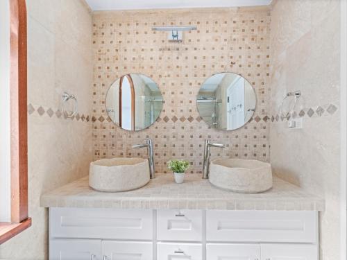 Un baño de Sunny Days at Simpson Bay Yacht Club