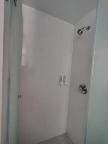 a white bathroom with a shower with two handles at Hotel hi! Tecnológico Garza Sada in Monterrey