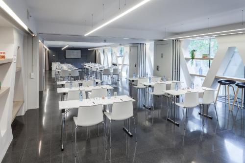 a dining room with white tables and white chairs at Hotel Royal Passeig de Gracia in Barcelona