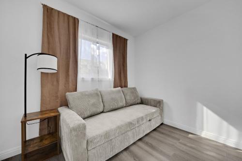 Posezení v ubytování Charming Downtown Retreat with free parking