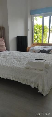 Un dormitorio con una cama con dos toallas encima. en Maison complete avec 5 chambres, en Montauban