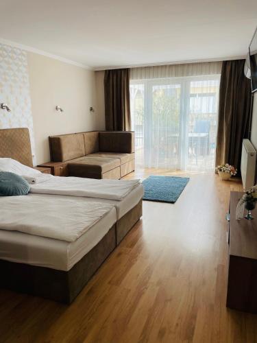 Ένα ή περισσότερα κρεβάτια σε δωμάτιο στο Thermal Garden Weninger Apartmanok