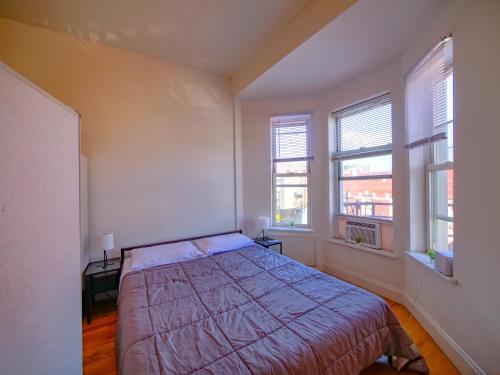 Katil atau katil-katil dalam bilik di Deluxe Studio minutes from NYC!