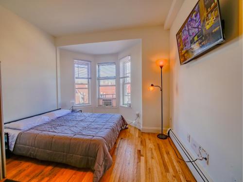 Katil atau katil-katil dalam bilik di Deluxe Studio minutes from NYC!